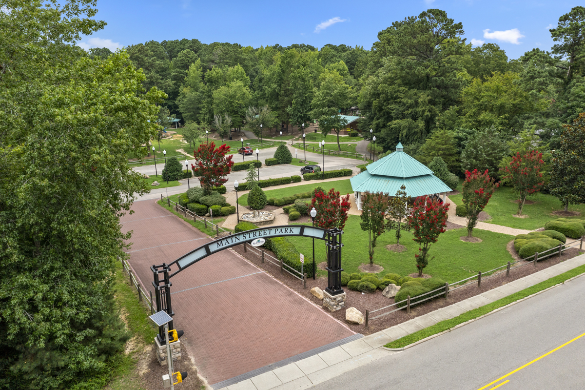 Quick 4-minute drive to Main Street Park