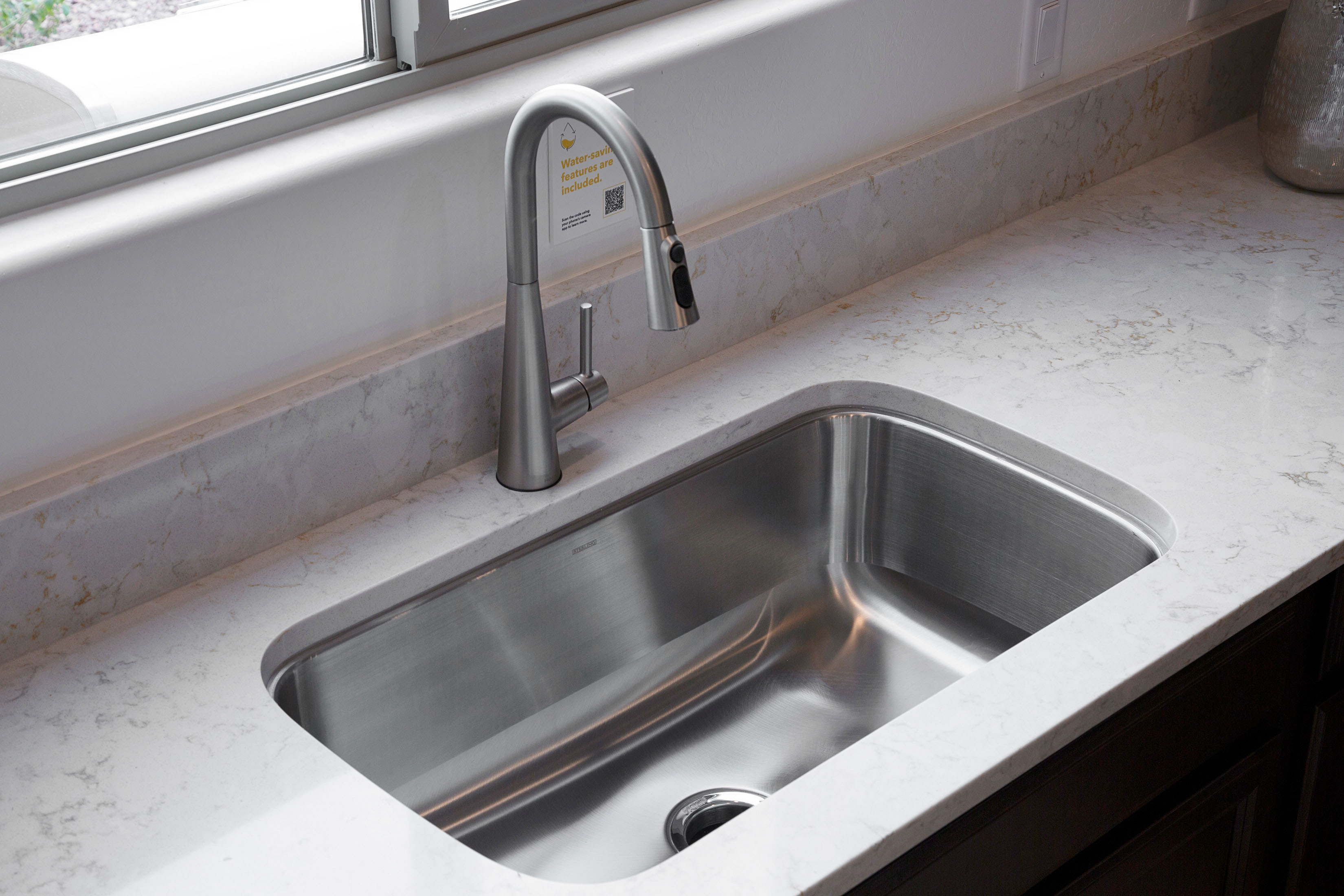 Single-basin undermount kitchen sink