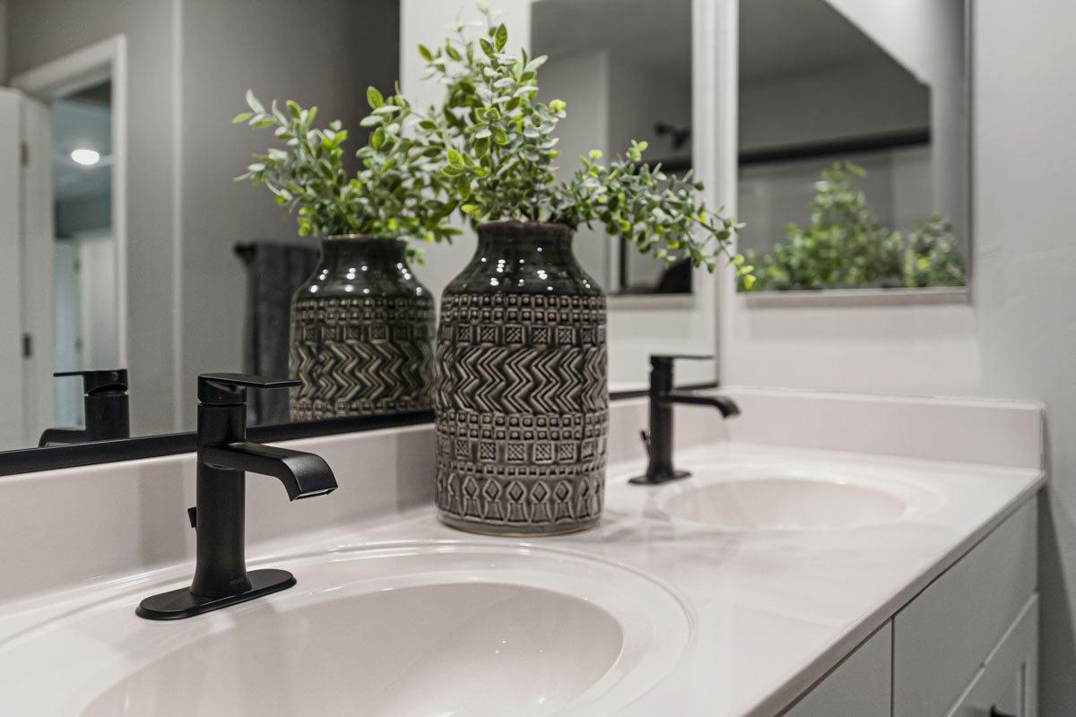 Dual-sink vanity at primary bath