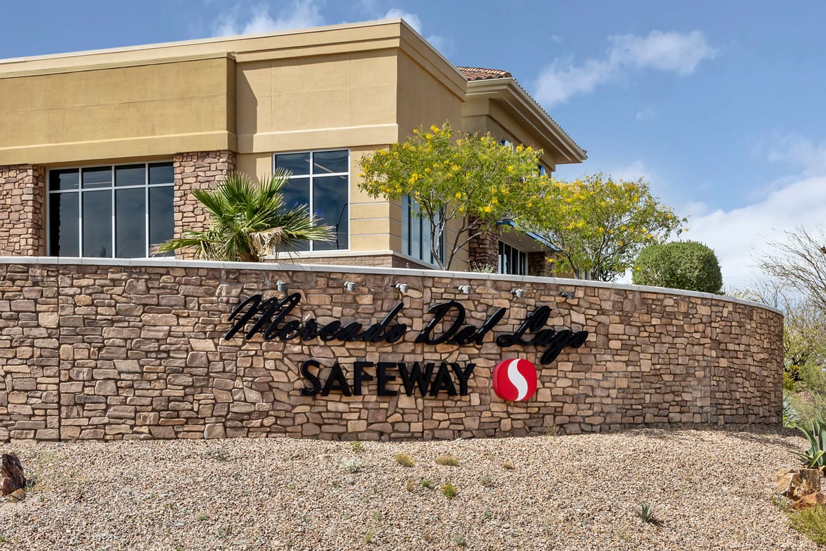 Half a mile to Mercado Del Lago