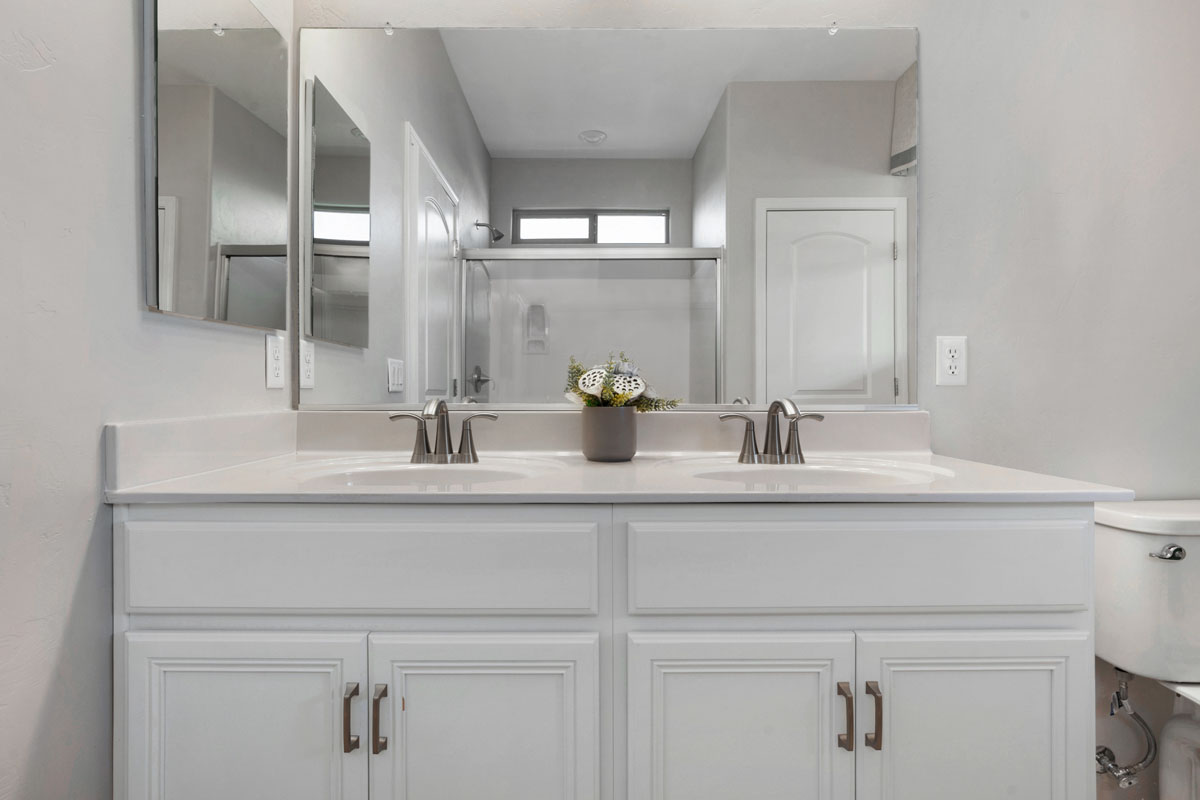 Dual-sink vanity at primary bath