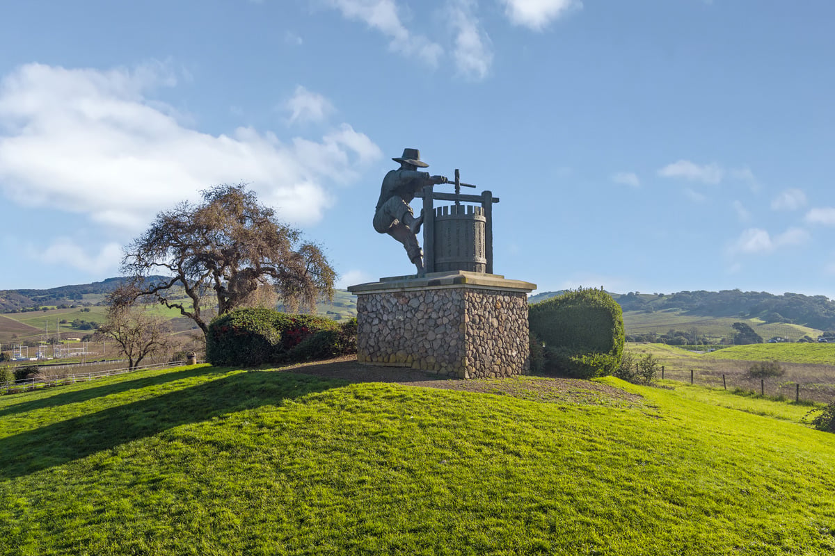 5-minute drive to Napa wineries