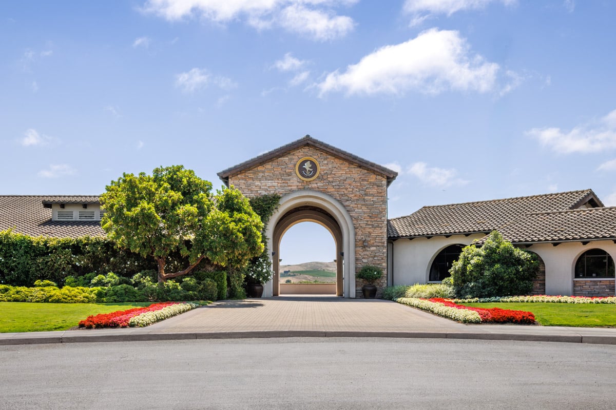 5-minute drive to Eagle Vines Golf Club