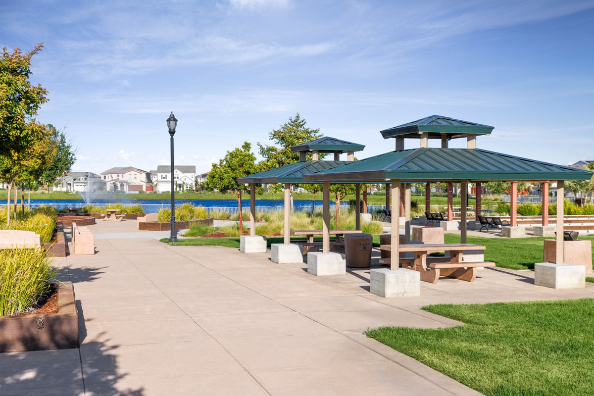 Walking distance to Delaney Park and Pond