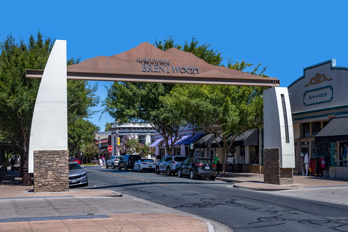 10 minutes to downtown Brentwood for shopping, dining and entertainment