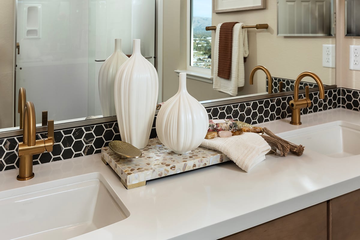 Dual-sink vanity at primary bath