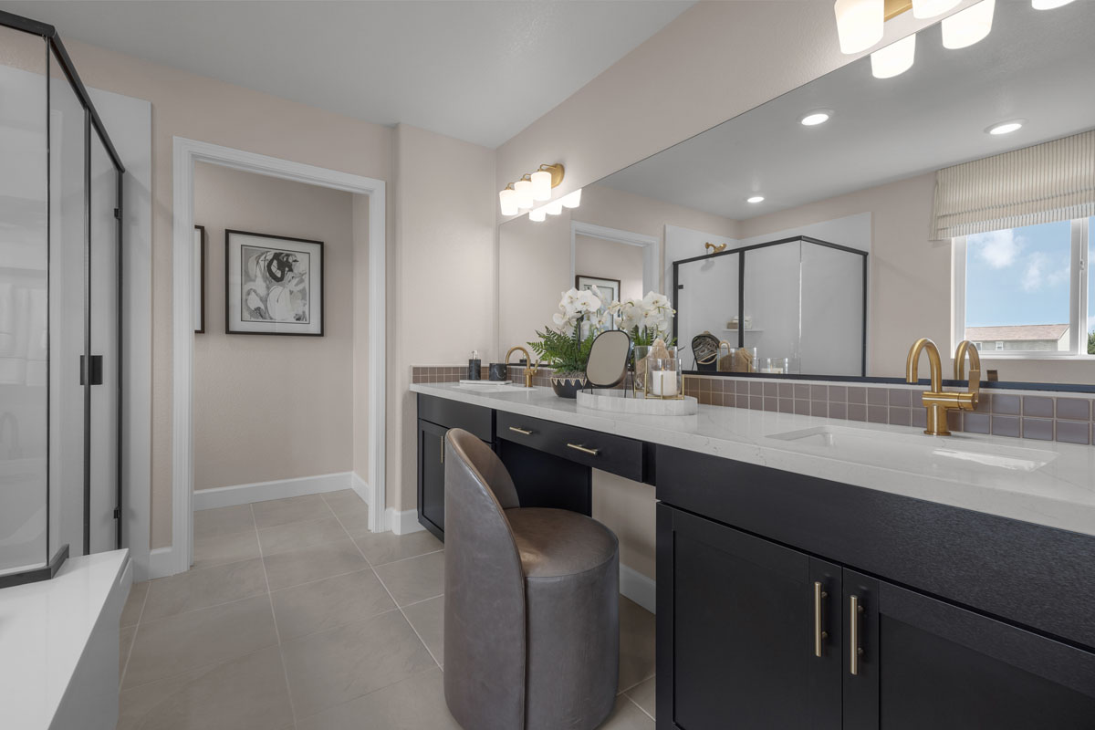 Dual-sink vanity with knee space at primary bath
