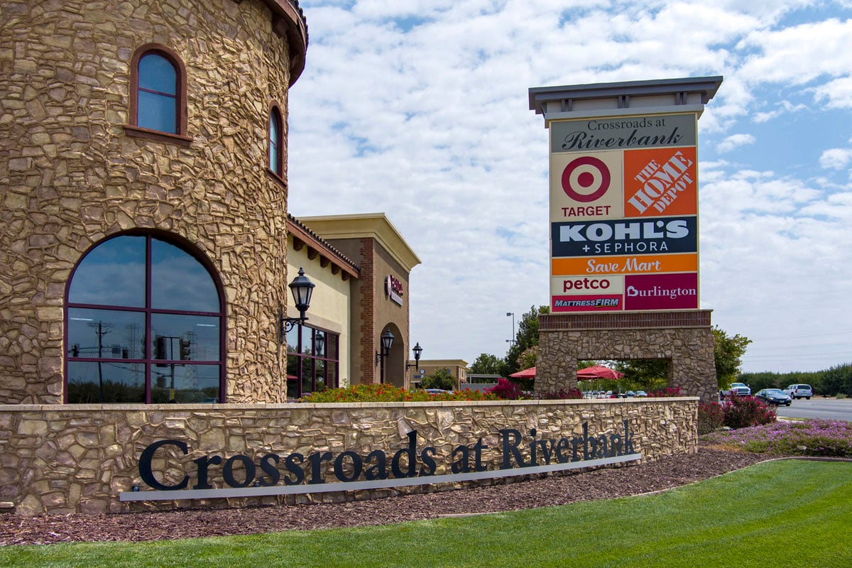 Minutes to Crossroads West Shopping Center for dining and shopping 