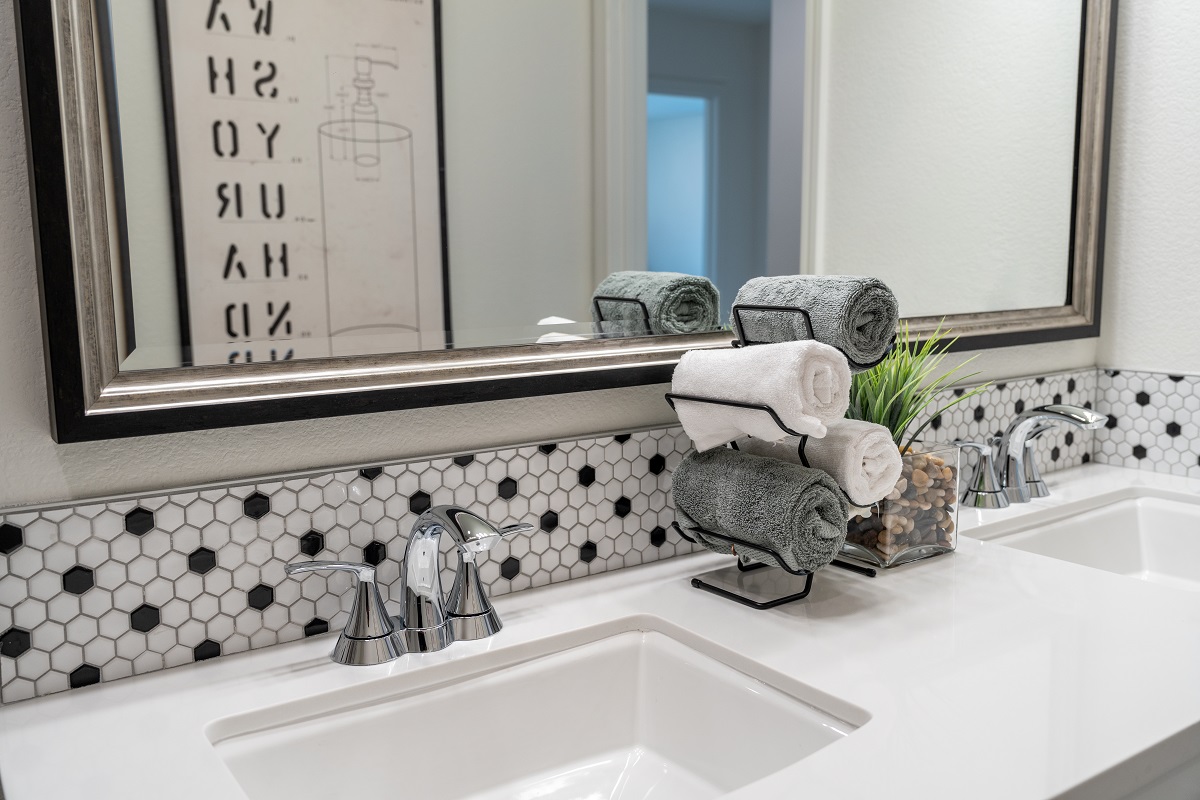 Dual-sink vanity at primary bath
