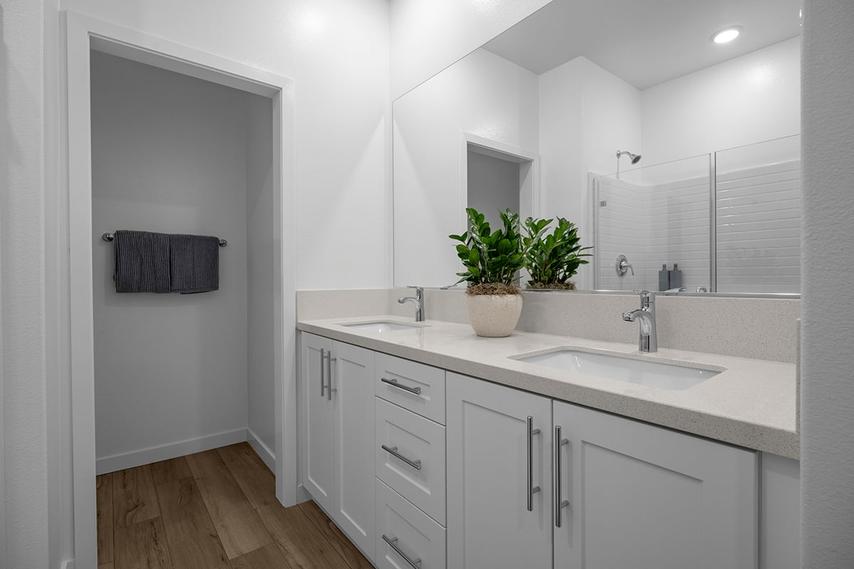 Dual-sink vanity at primary bath