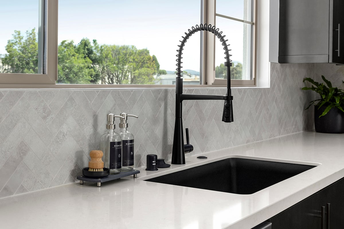 Single-basin undermount kitchen sink and tile backsplash