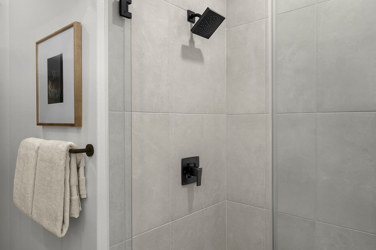 Tile surround at primary shower