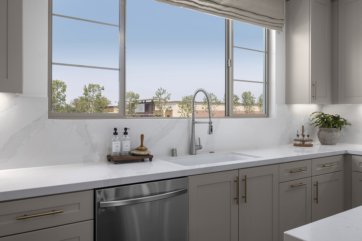 Full-height kitchen backsplash 