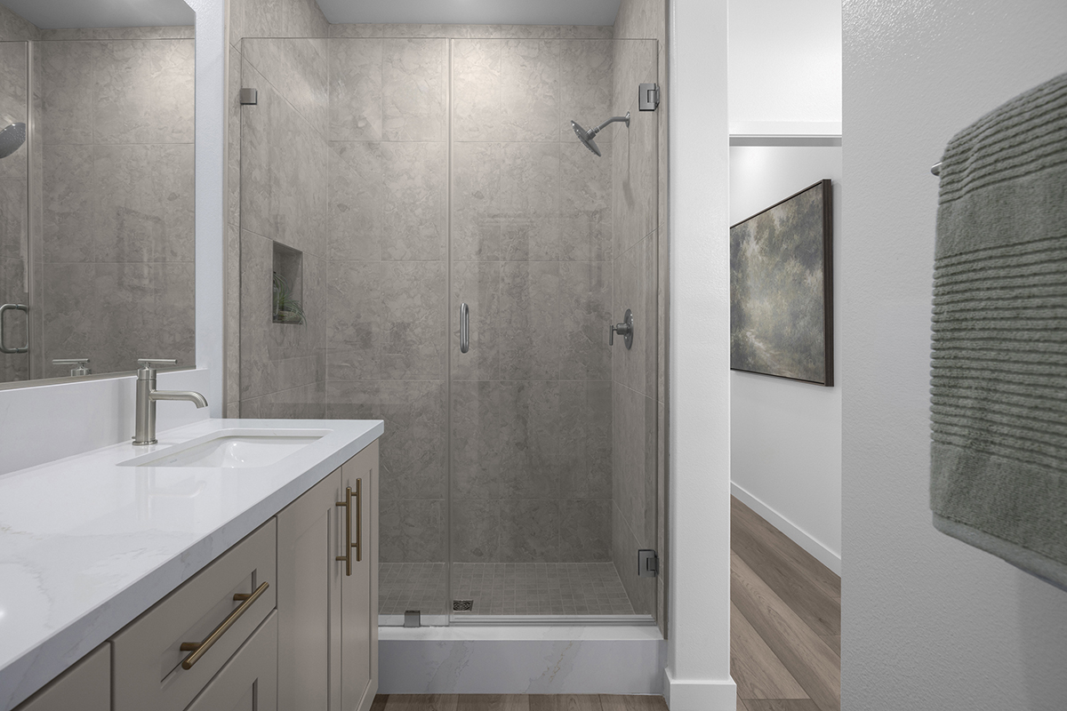 Shower with optional tile surround with niche at primary bath