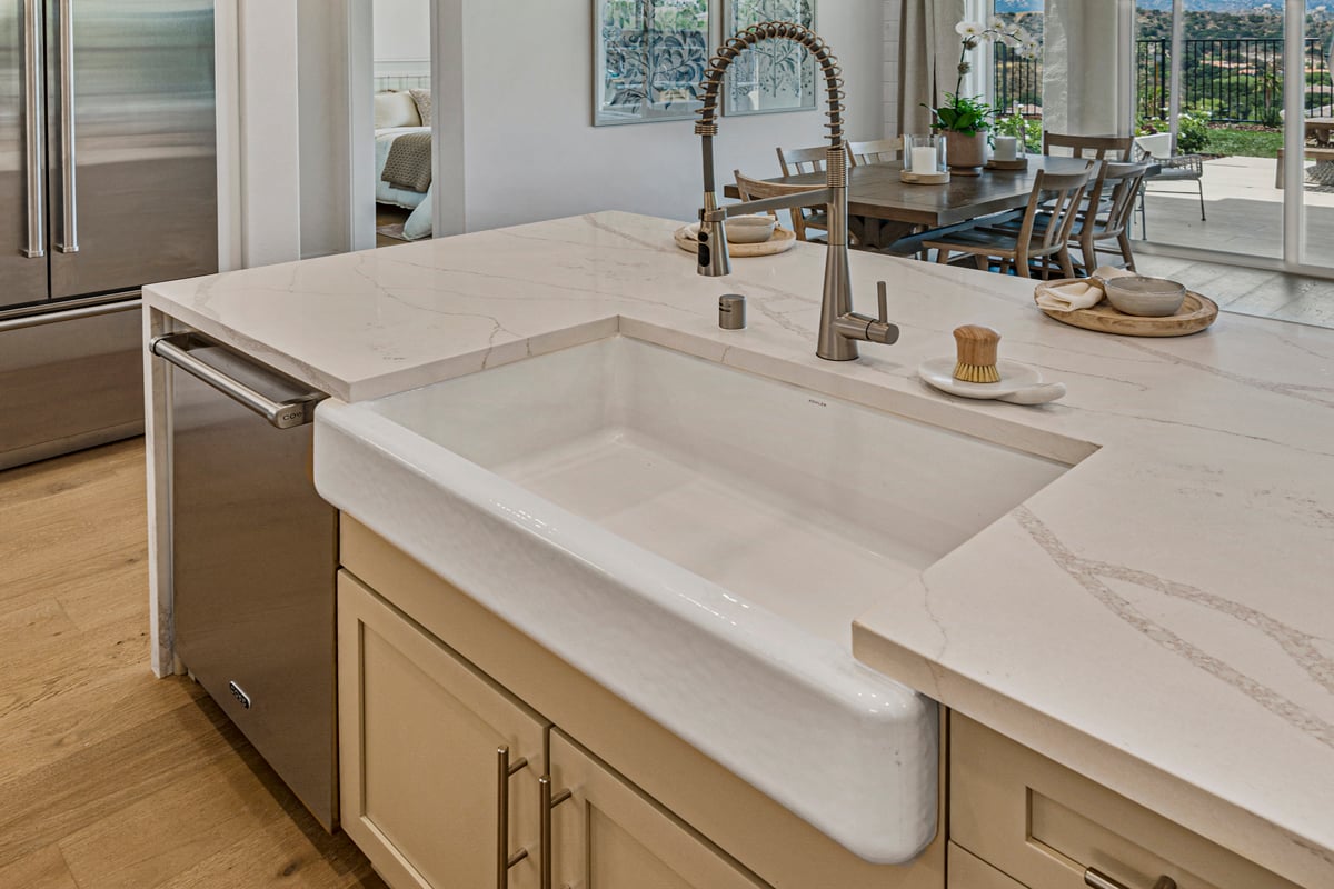 Single-basin undermount kitchen sink