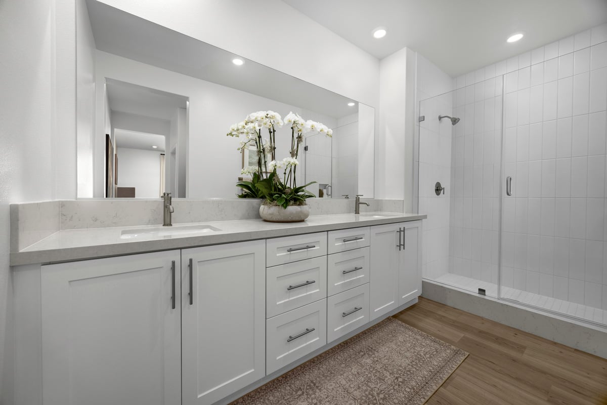 Dual-sink vanity at primary bath