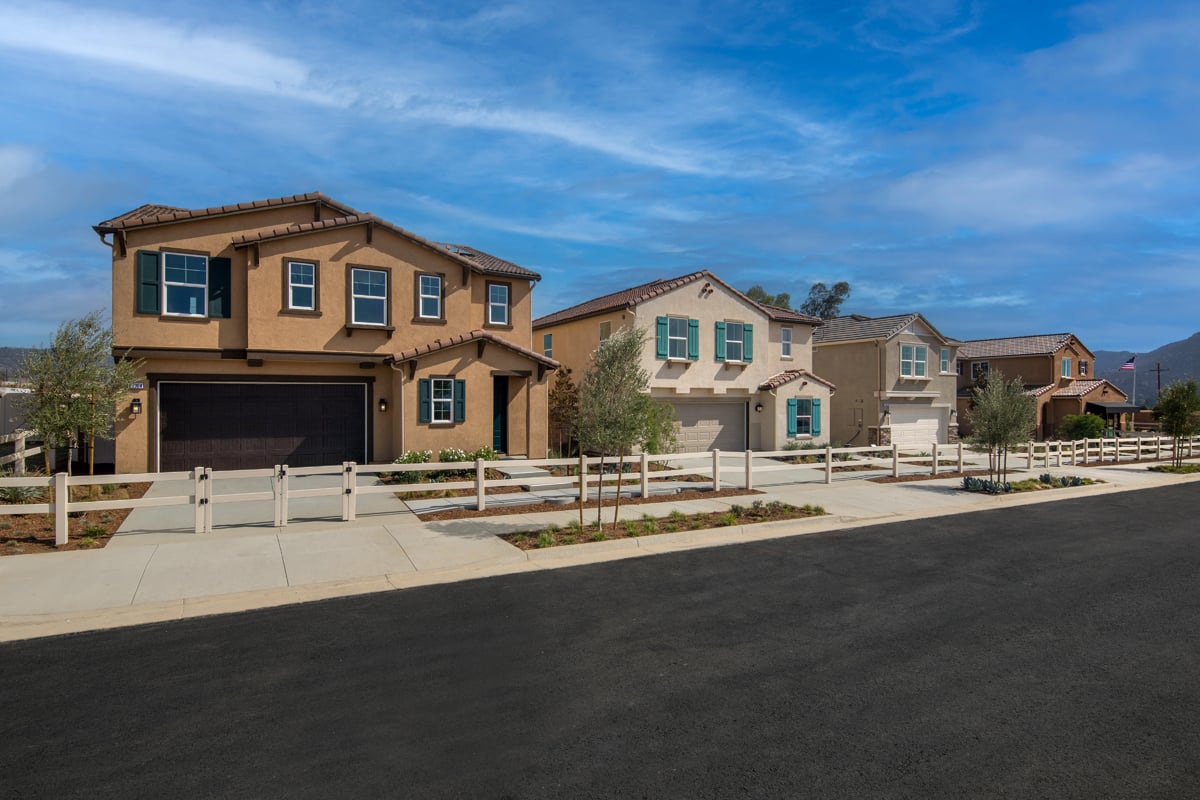 https://www.kbhome.com/globalassets/images/community-images/california/riverside---san-bernardino/lilac-at-countryview/photography/kbie_lilacatcountryview_streetscene_8635a-1200.jpg