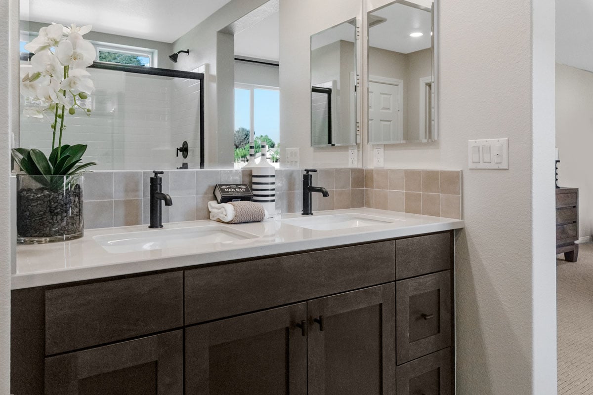 Optional faucets, countertop and backsplash at primary bathroom