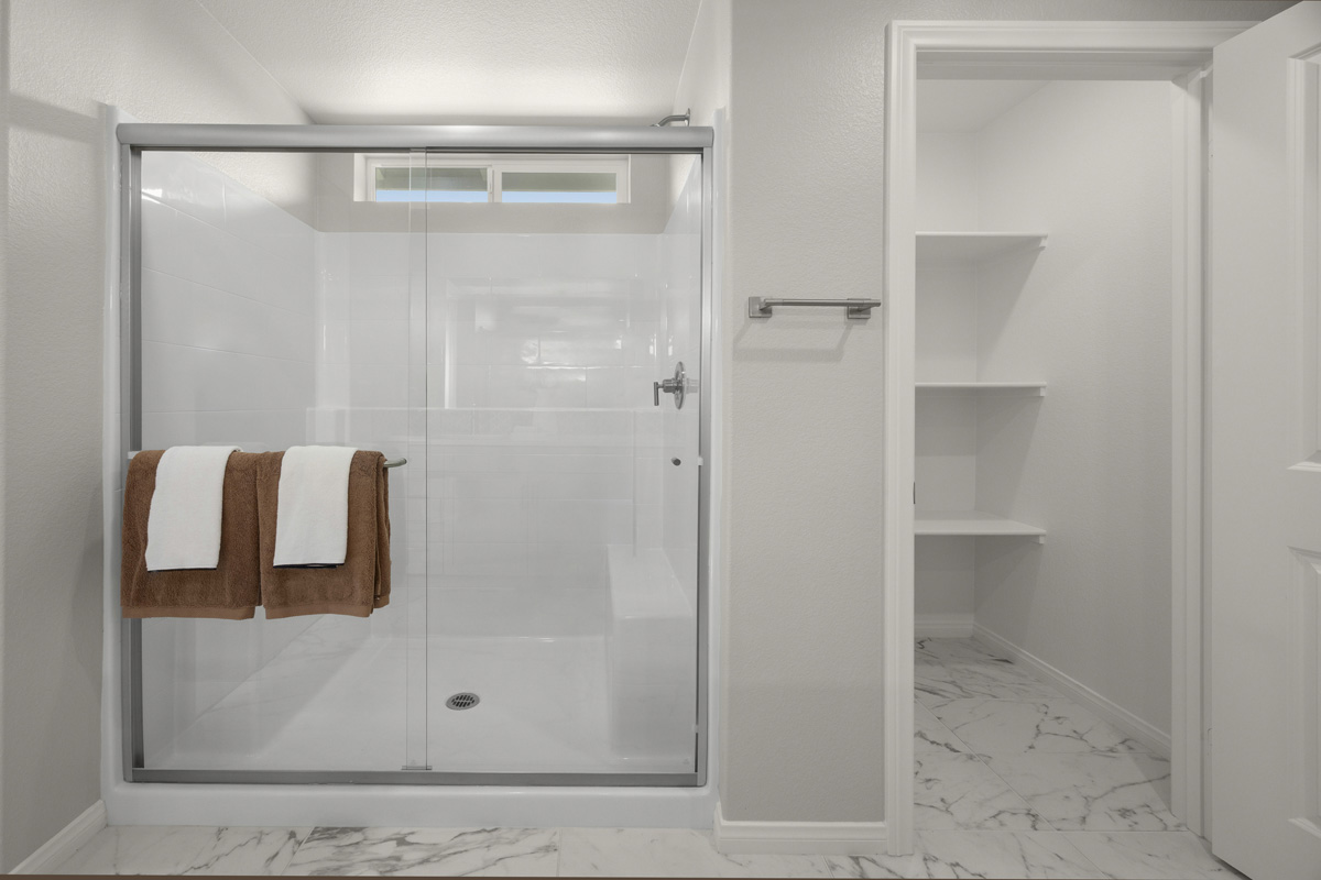 Optional linen closet at primary bath