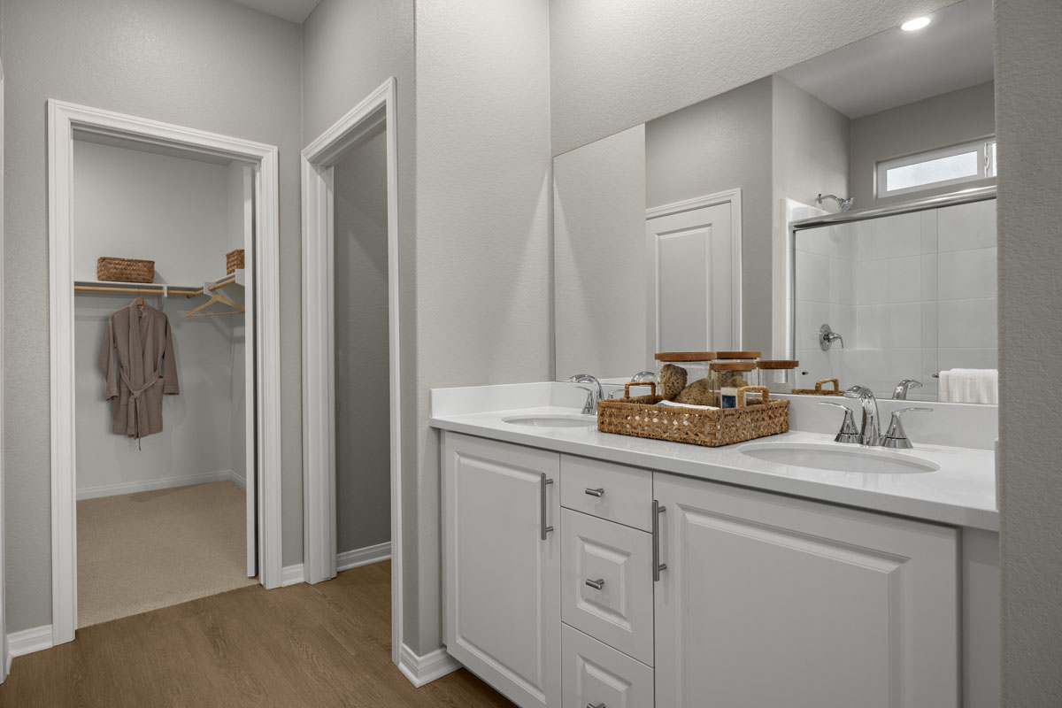 Dual-sink vanity at primary bath