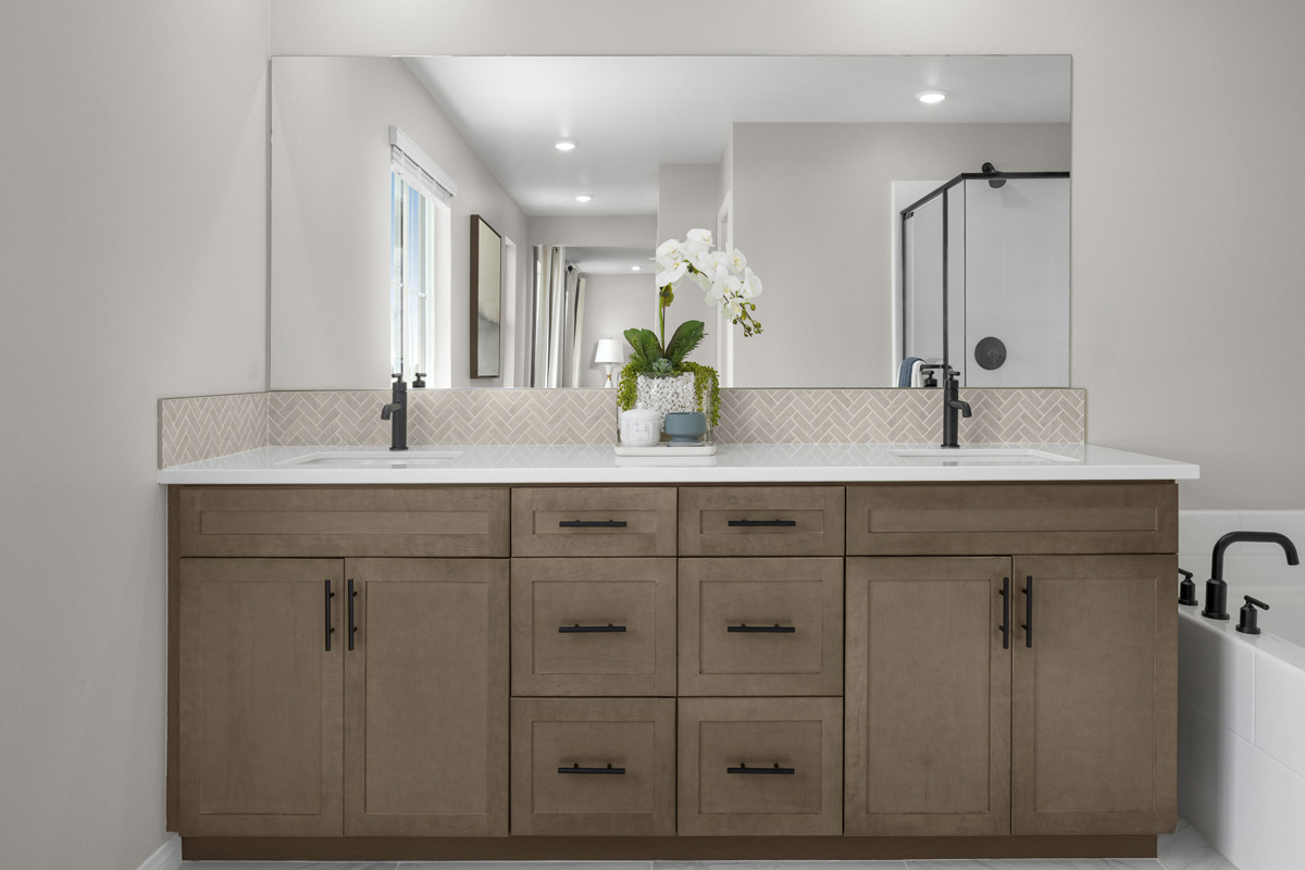Optional dual-sink vanity at primary bath
