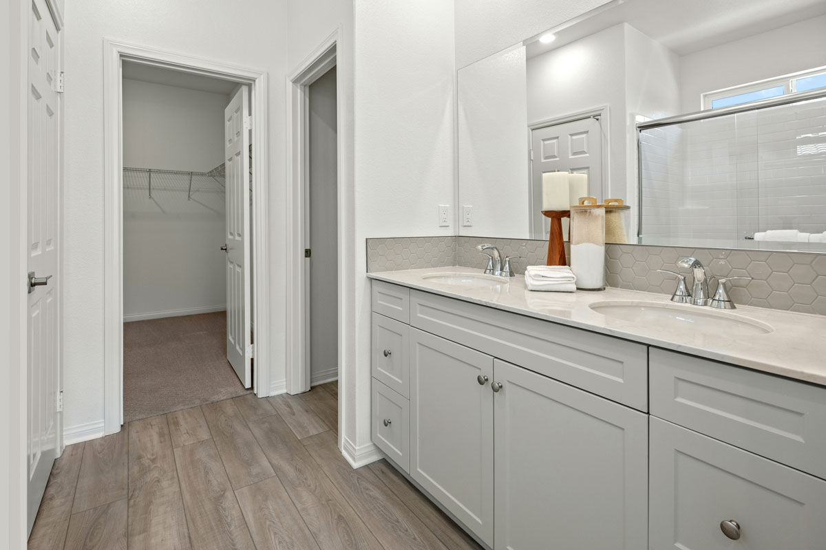 Optional undermount sinks at primary bath