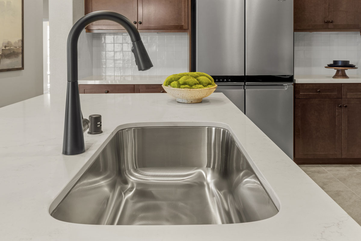 Optional single-basin kitchen sink