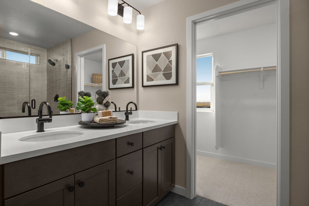Dual-sink vanity at primary bath