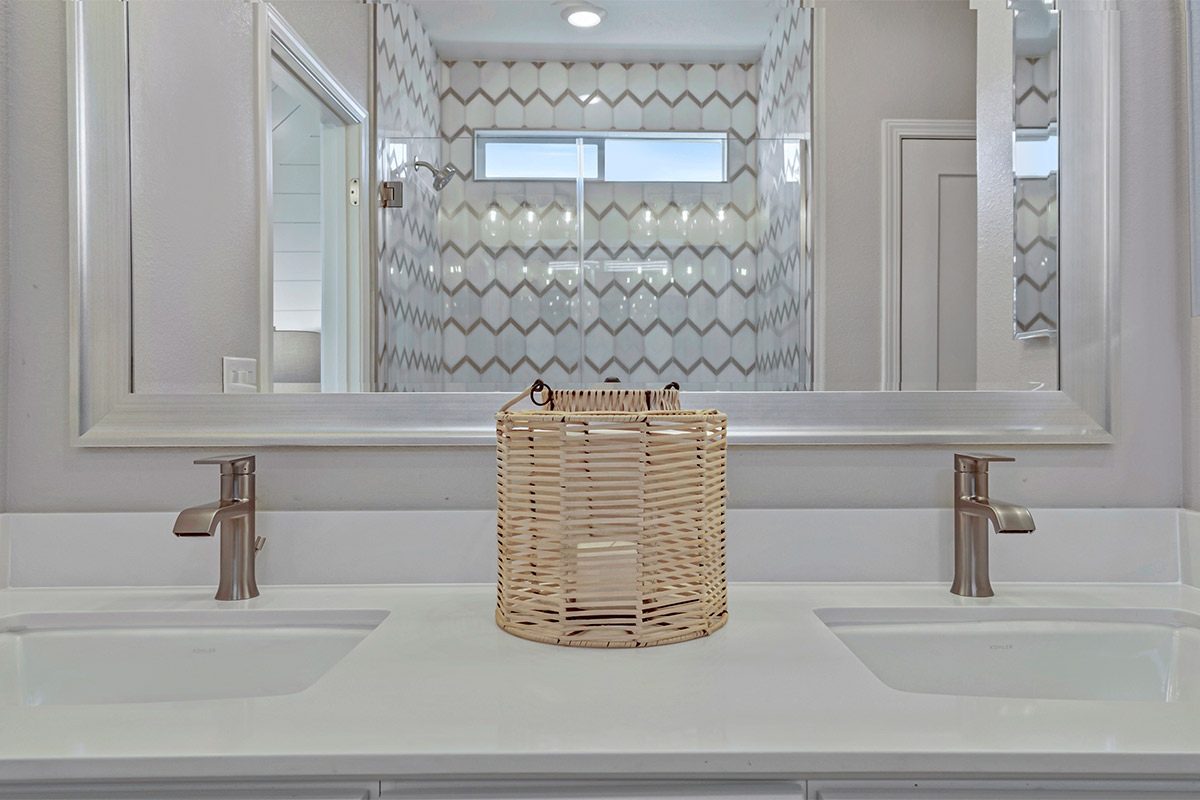 Dual-sink vanity at primary bath