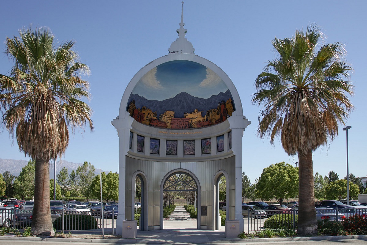 Minutes to local Metrolink station