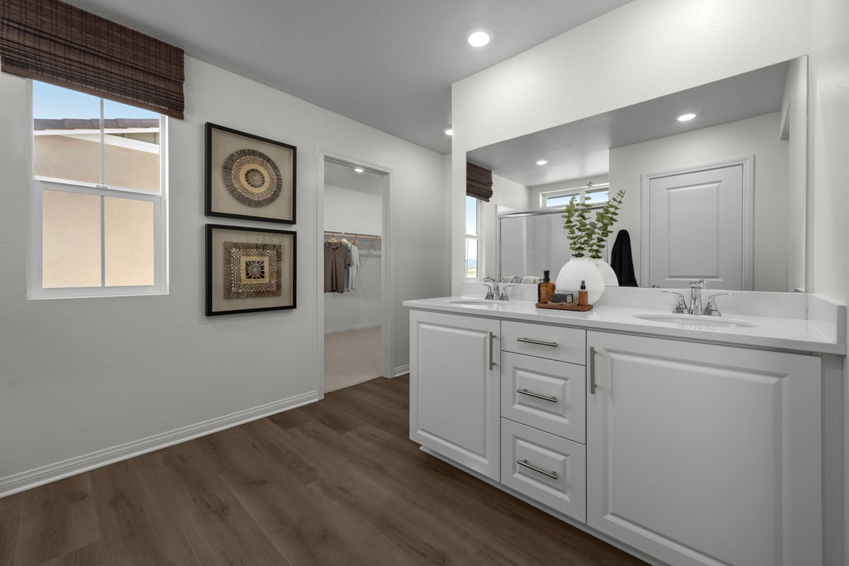 Dual sink vanity at primary bath