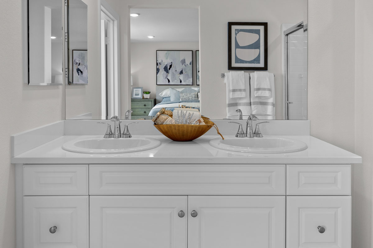 Dual-sink vanity at primary bath