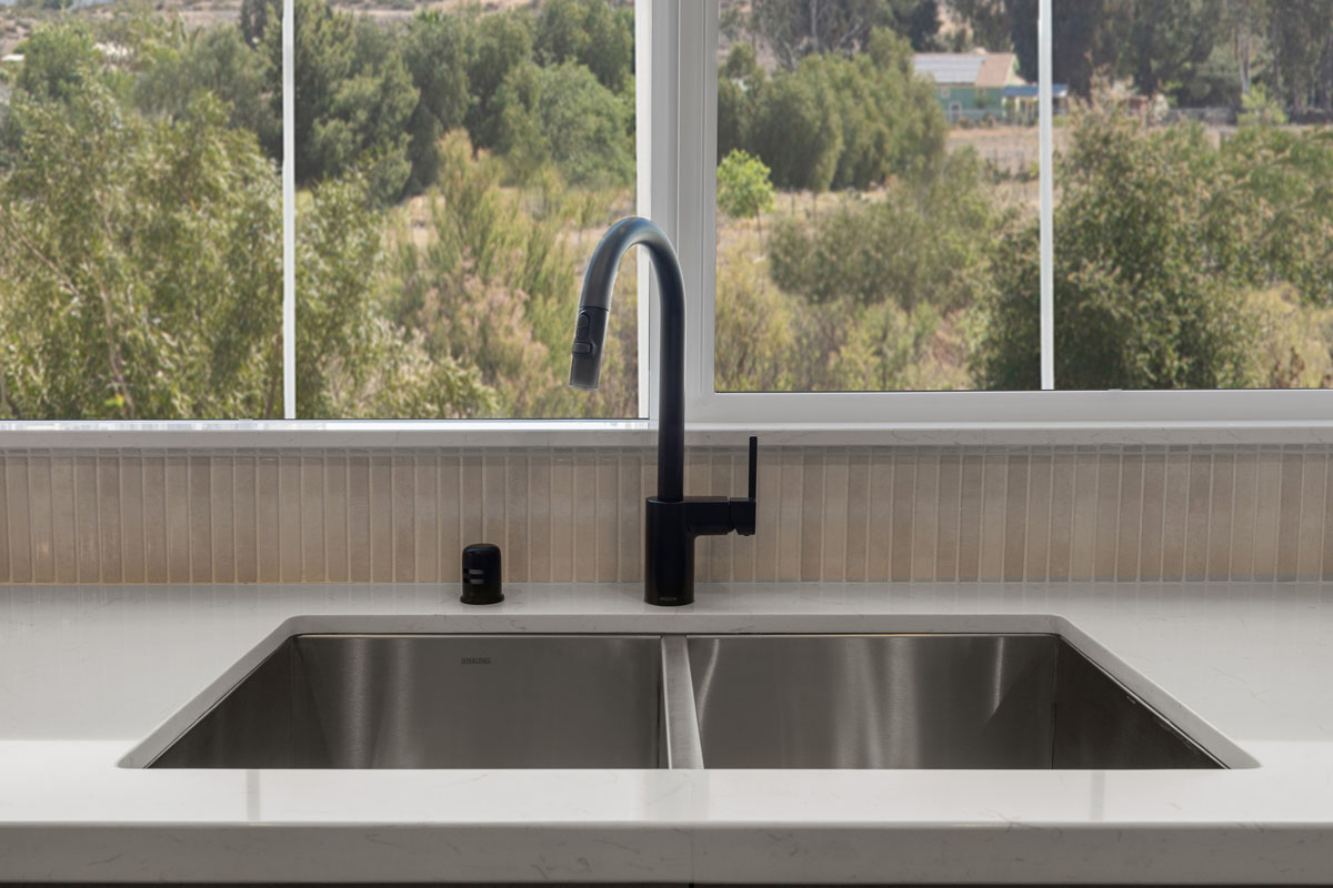 Optional double-basin kitchen sink