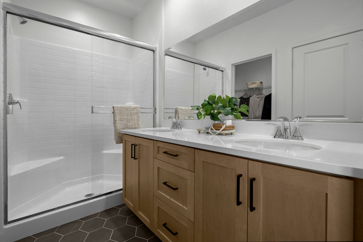 Dual-sink vanity at primary bath