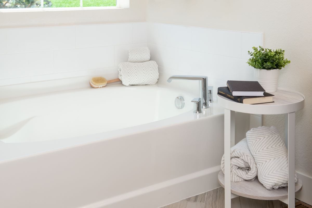 Soaking tub with tile surround