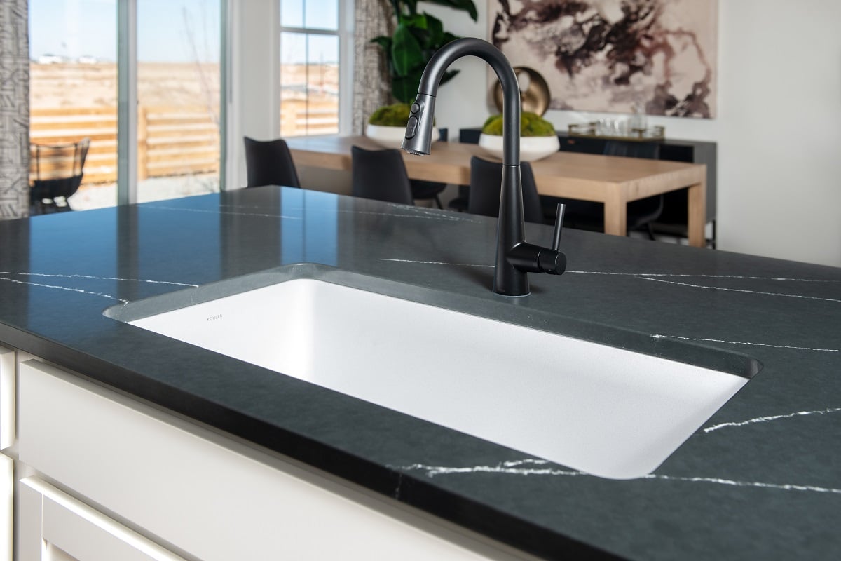 Single-basin kitchen sink