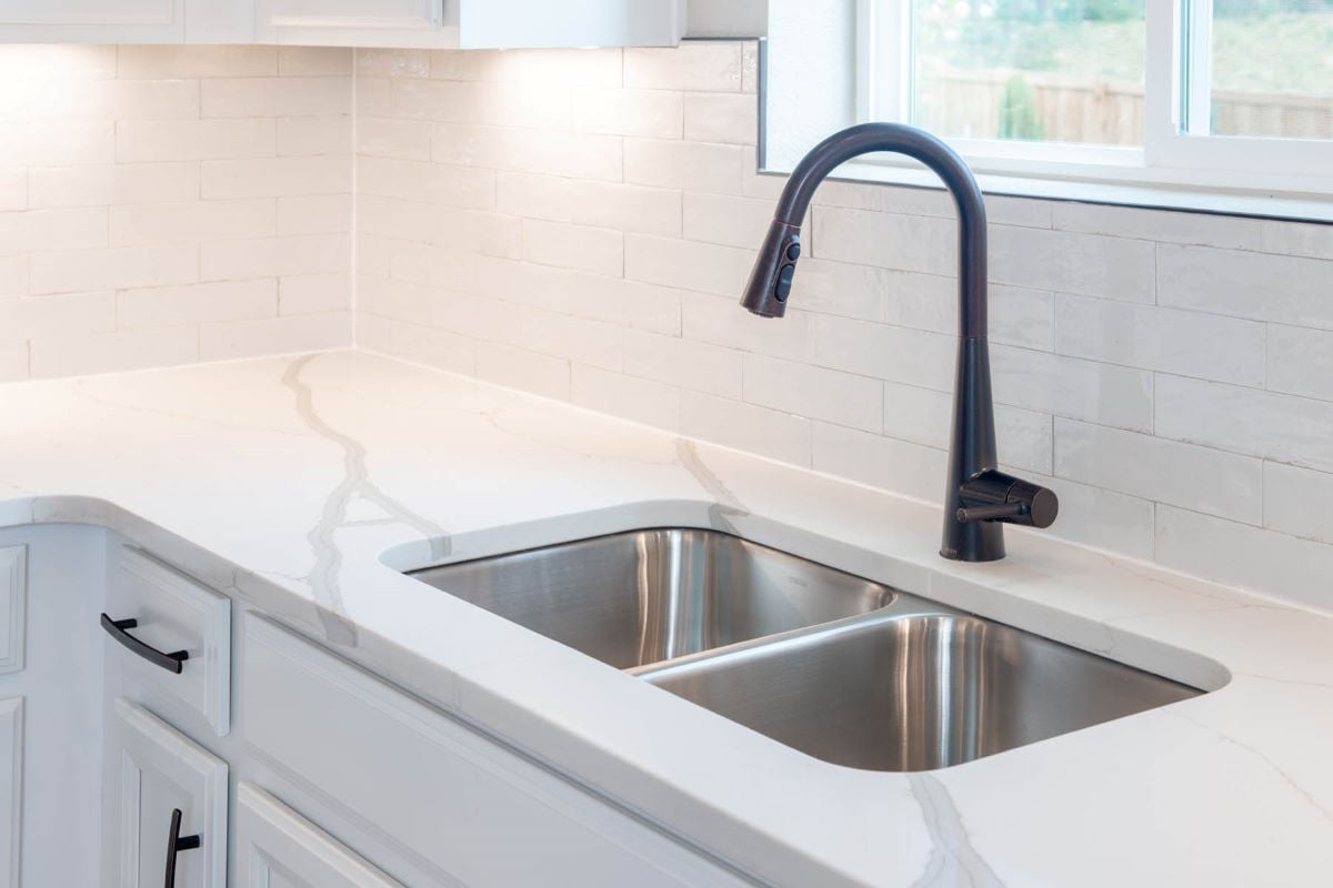 WaterSense® Labeled Faucet with granite countertops