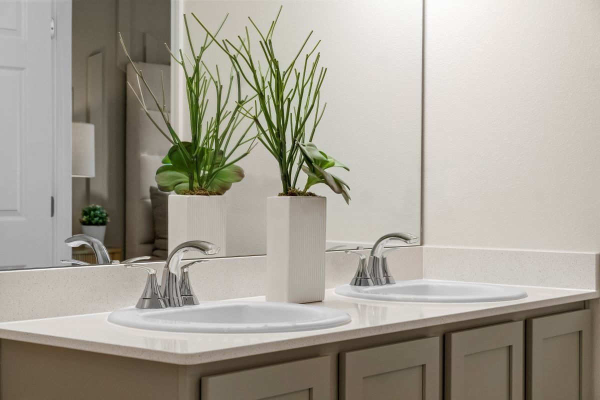 Dual-sink vanity at primary bath