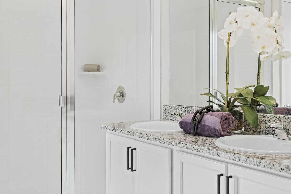 Dual-sink vanity at primary bath