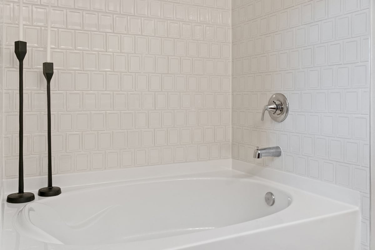 Tub with tile surround at primary bath