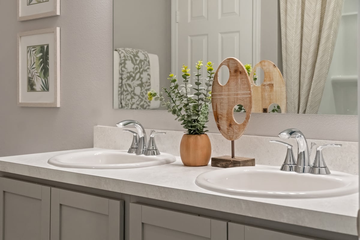 Dual-sink vanity at primary bath