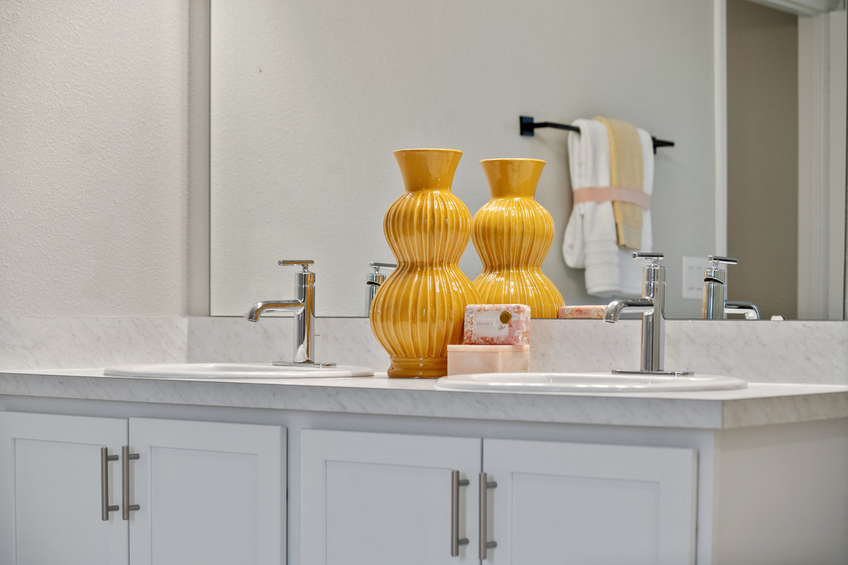 Dual-sink vanity at primary bath