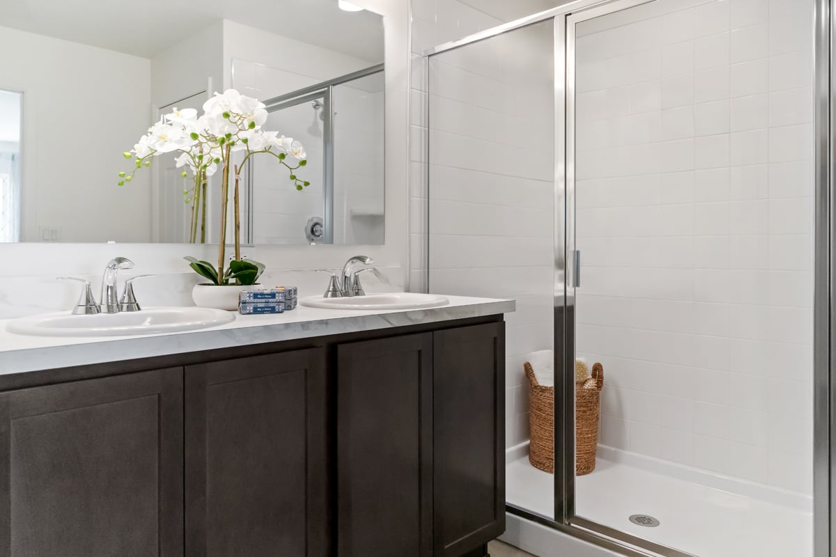Dual-sink vanity at primary bath
