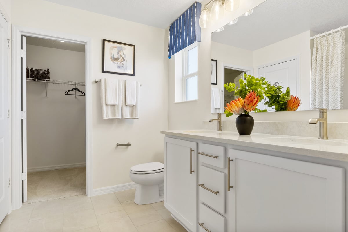 Dual-sink vanity at primary bath