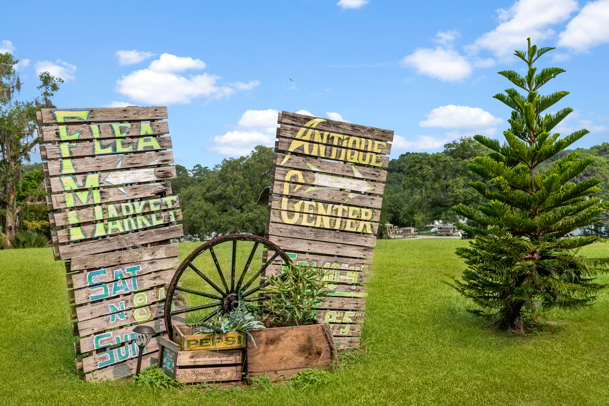 Minutes to Renninger's Flea Market