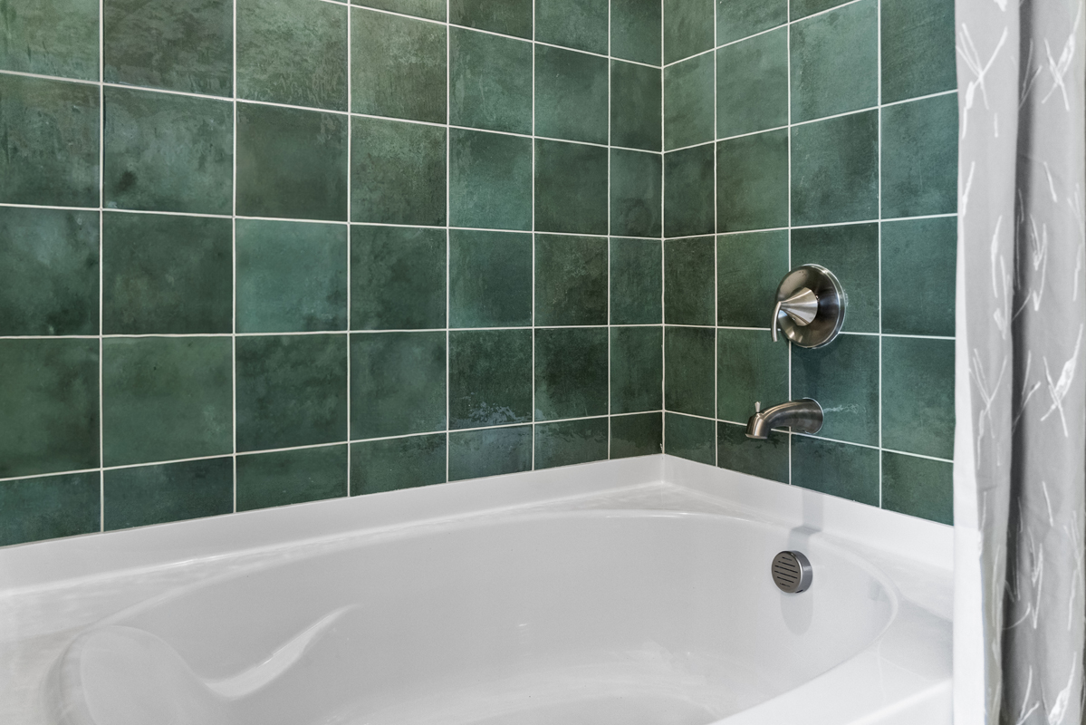 Tub with tile surround at primary bath