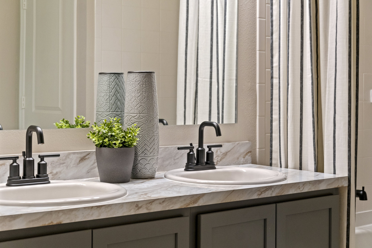 Dual-sink vanity at primary bath