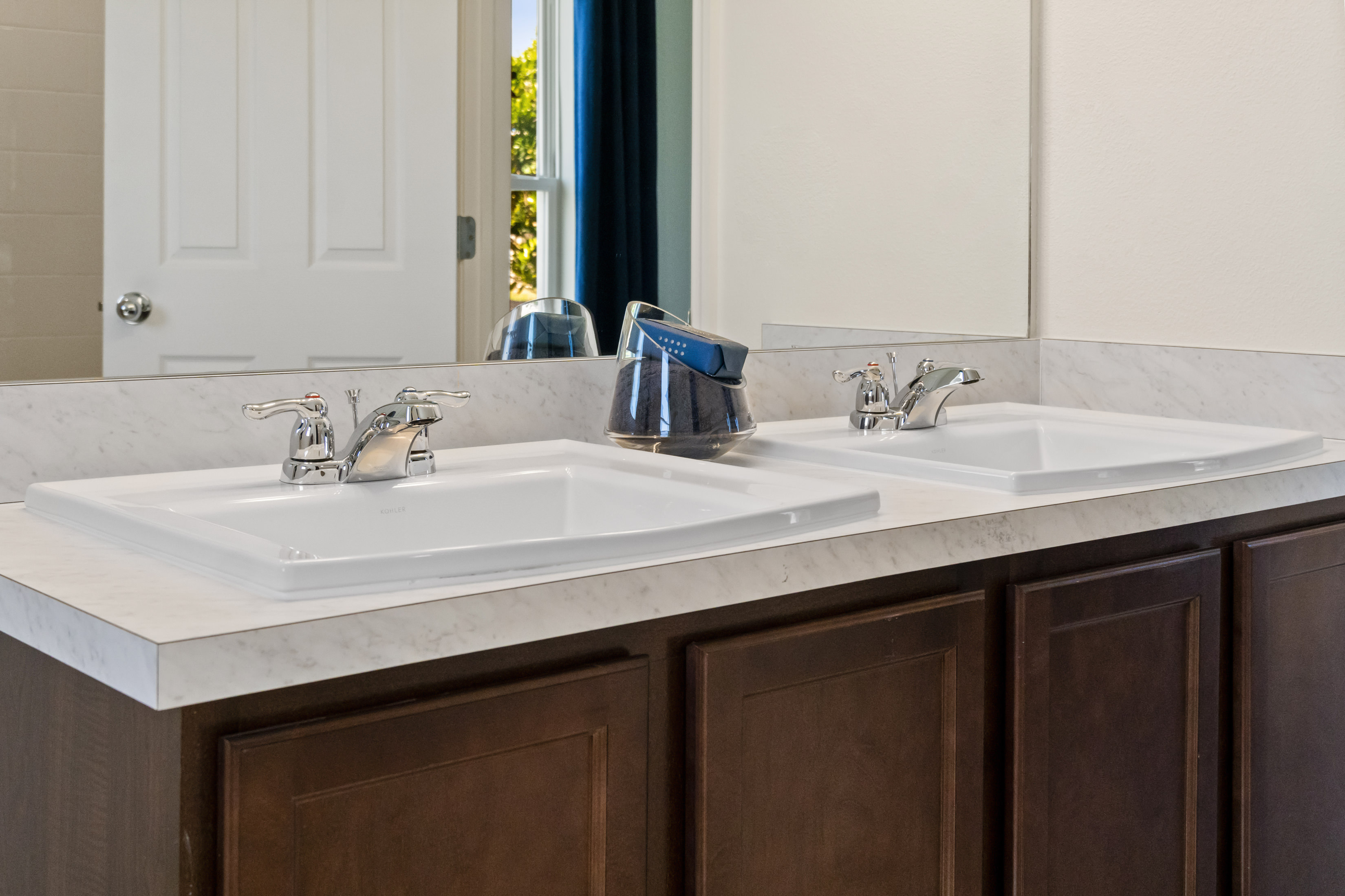 Dual-sink vanity