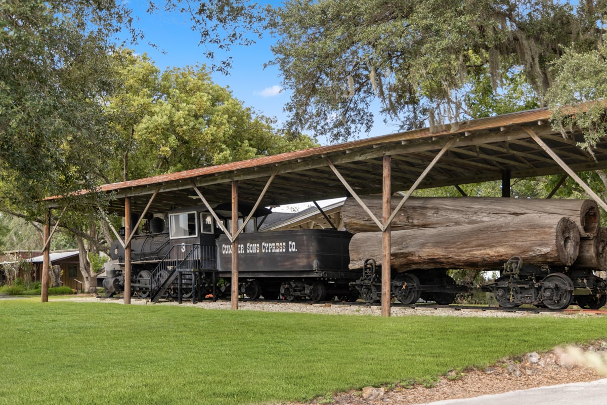 Just 8 minutes to Pioneer Florida Museum & Village