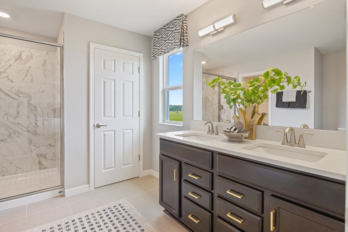 Dual-sink vanity at primary bath